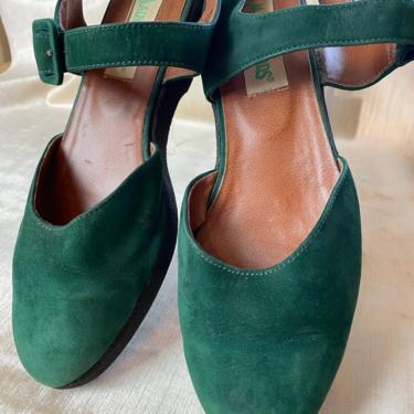 90’s pretty green shoes~ suede Mary Janes style wedge heel ankle strap w buckle soft comfortable jewel tone Emerald green clogs mules size 7 