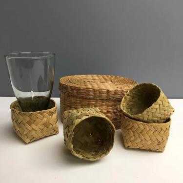 Coasters in a seagrass basket - set of 4 - 1970s vintage 