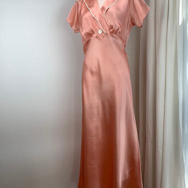 1940'S-50'S Peach Satin Bias Cut Negligee - Rayon/Acetate Blend - White Piping - Fitted Bodice - Size Medium to Large 
