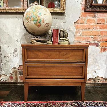 Mid-century modern 2 drawer Dixie side or bedside table