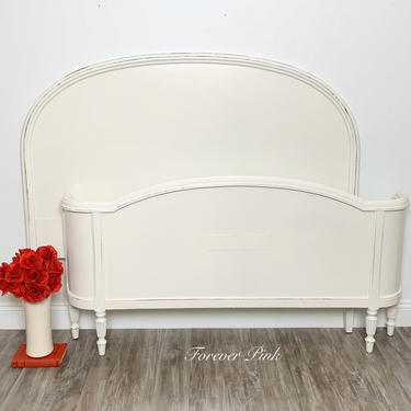 NEW - Vintage White Full Size Bed with Curved Footboard 