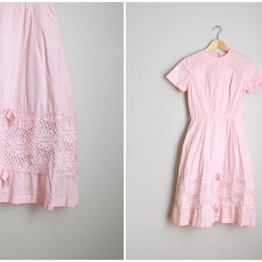 vintage 1950s dress - juniors pink cotton dress - 50s jr bridesmaid dress / 1950s pastel dress - full skirt lace and bows / 50s girls dress 