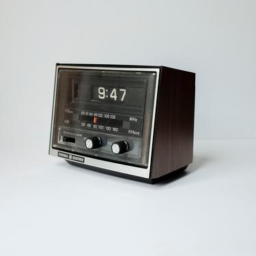 Vintage GE Flip Clock Radio AM/FM / Mid Century / Faux Woodgrain Housing / retro tech clock / General Electric 