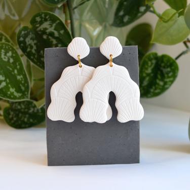 White Textured Wavy Clay Dangle Earrings 