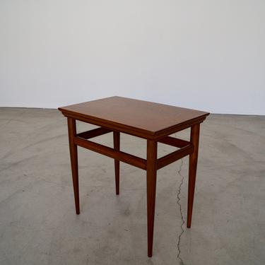 Gorgeous Mid-century Modern End Table / Side Table by Heritage Henredon in Walnut - Professionally Refinished! 