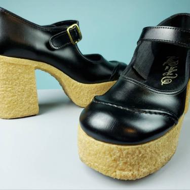 Perfect 70s platform heels. Never worn! Mary jane strap. Crépe sole. Black vinyl. Size 9. 