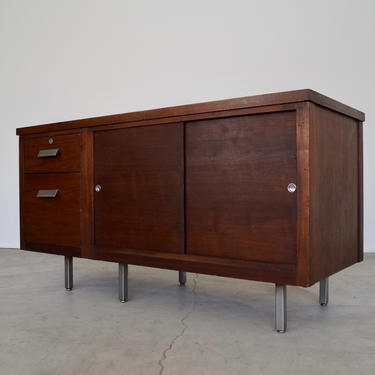 Lovely 1960's Mid-century Modern Credenza / Sideboard in Walnut With Sliding Doors! 