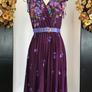1970s wrap style dress, vintage 70s dress, purple floral dress, accordion pleat, small medium, gathered shoulders, polyester dress, bohemian 