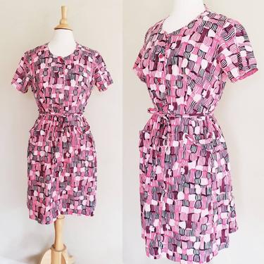 1950s Red Pink Novelty Print Shirt Dress / 50s Short Sleeved Summer Dress in MCM Graphics Belted / Med / Roxie 
