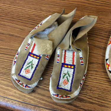 Beautiful semi antique pair of moccasins Native American Indian 