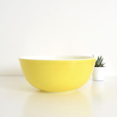 Large Yellow pyrex bowl #404 4 quart 