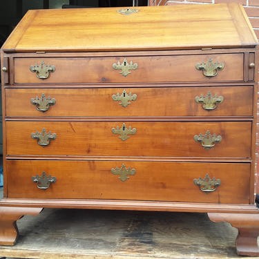 Connecticut Valley Chippendale 1770’s Cherry Desk, strong bracket base 