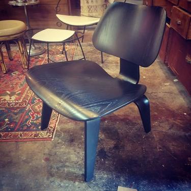                   Herman Miller Ebony Eames Molded plywood lounge Chair