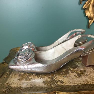 1960s mod shoes, silver leather, vintage 60s shoes, sling back, square toe, metallic, 3-d roses, the original deb, cuban heel, size 7 1/2 