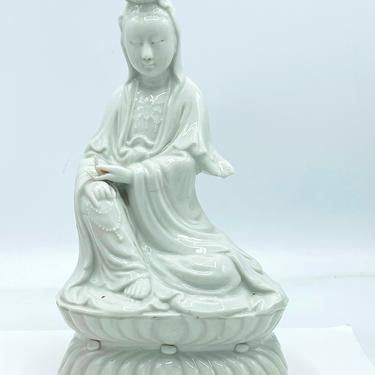 Vintage  China Dehua White Porcelain Guanyin Kwan-yin Bodhisattva Buddha Statue- 10.5&quot; X 6&quot; 