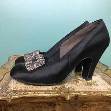 1930s shoes, black silk heels, vintage 30s pumps, De-luxe Feltman, 6 1/2, jewelled shoes, beaded, round toe, fit noir, Hollywood glamour 