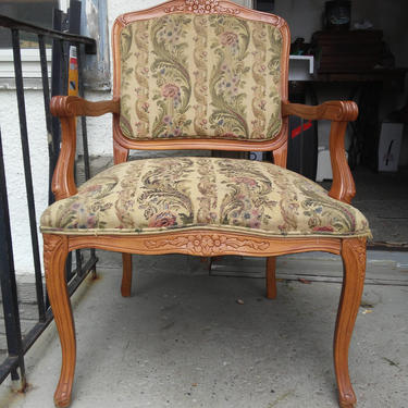 Beautiful Vintage French Provincial Upholstered Arm Chair// Hollywood Regency// Carved Wood Chair// Country Farmhouse Decor 