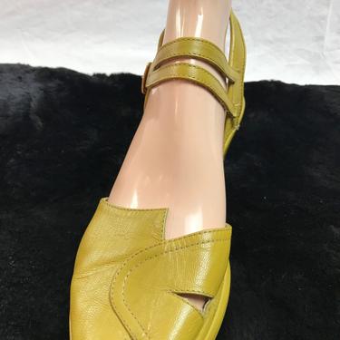 40’s Style Avocado green leather platform wedge Peep toe sandals/ shoes Women’s size 8 gently worn~ pinup rockabilly~ 1940 inspired 