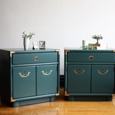 Pair of Emerald Green Campaign Nightstands by Drexel//Modern Bedside Table Pair//Refinished Nightstands//End Table Matching Set 