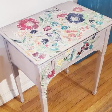 Floral Bouquet Free Standing Side Table