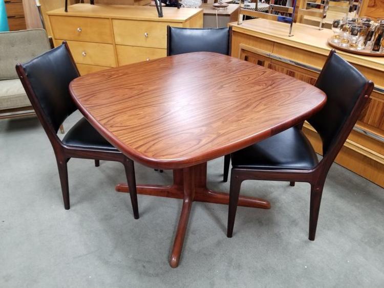 Danish Modern small scale rosewood dining table with two 20"leaves