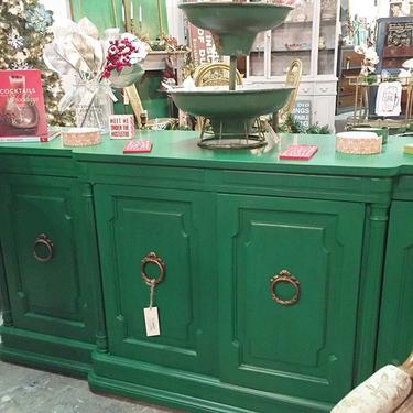 Super fabulous hand painted buffet in emerald green by @generalfinishes ! Vintage fab for the holiday season and more.... Plus it's on wheels! Come see it this weekend at ROUGH