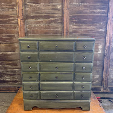 Cute vintage green dresser 28”W x 16 1/4”D x 30”T