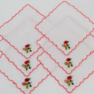 Vintage Set of Strawberry Embroidered Strawberry Cocktail Napkins. Set of 6 Cotton Fabric Beverage Napkins. Vintage Napkins for Retro Bar. 
