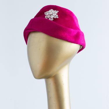 1950's Shocking Pink Fur Felt Cloche Style Hat With Star Brooch