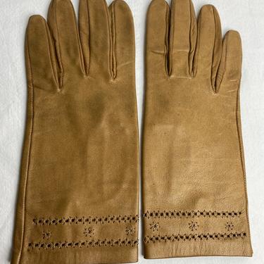 Vintage soft leather gloves~ buff camel color  woven/ eyelet detail stylish sleek single stitch~ women’s tan ~ size small 