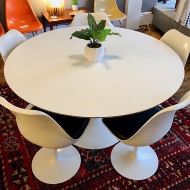 Vintage Saarinen Tulip Table and Chairs for KNOLL 54″