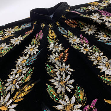 1950's MEXICAN Full Circle Skirt - Hand Painted on Velvet with Sequins - Floral Border Print - Size Medium - 28 inch Waist 