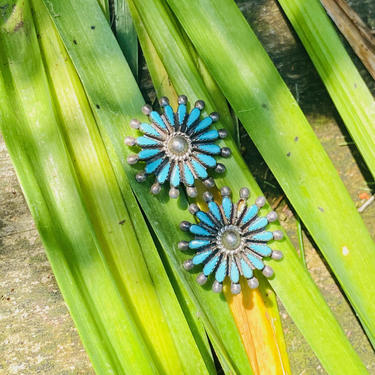 Vintage Zuni Native American Turquoise Needlepoint Earrings, Flower Disc Stud Earrings, Turquoise Cluster Earrings, 7/8” 