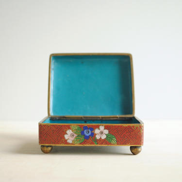 Vintage Chinese Cloisonne Box in Enamel and Brass with a Flower Design, Small Chinese Lidded Jewelry Box with Blue Enamel Interior 