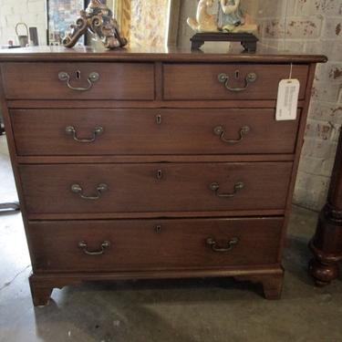 ANTIQUE MAHOGANY BACHELOR&#8217;S CHEST OF DRAWERS WITH BRASS HARDWARE