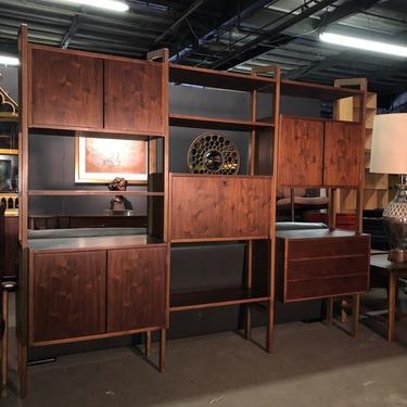 Free standing wall unit