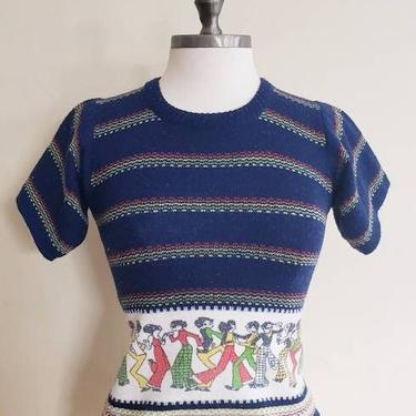 70s Short Sleeved Sweater Top Dancing People in Bell Bottoms Print /1970s Pullover Navy Blue Stripe Disco Party Pattern Justin Charles S 