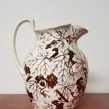 Vintage Wedgwood of Eutruria &amp; Barlaston 40 oz Pitcher Embossed Leaves and Gold Lustre Grapes 6 1/2&rdquo; Tall CM5870 