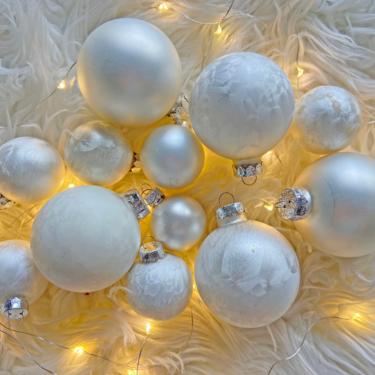 Vintage Set of 12 White Glass Ornaments // White Christmas Tree Bulbs // White Holiday Ornament // Vintage Christmas Decor - W2 