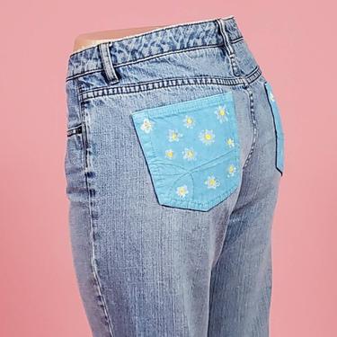 Y2k Tommy Hilfiger handpainted daisy jeans. Low-rise boyfriend cut. Light wash. Straight legs. (Size 8) 