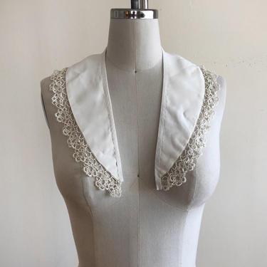 Ivory Collar with Tatted Lace Trim - 1940s 