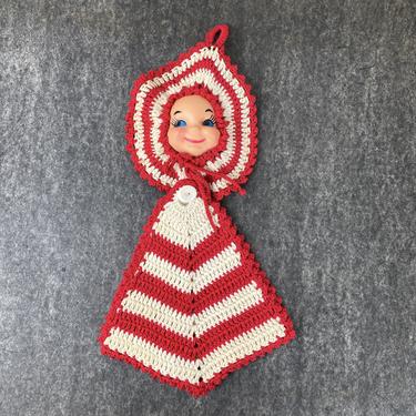 Red and white vintage crocheted potholders with smiling face holder - vintage kitchen 