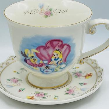 Walt Disney Parks Alice in Wonderland Coffee Cup Tea Mug & Saucer- Unused New Condition in Original Box 