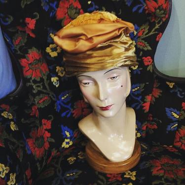 1950s velvet and satin hat with leaf appliqu. #1950s #1950shats #vintageaccessories #pollysuesvintageshop