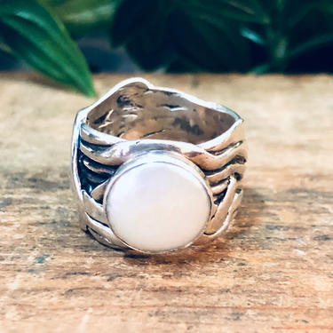 Vintage Ring, Silver Ring, Mother of Pearl, Iridescent Stone, Abstract Jewelry, Thick Band Ring, Unique jewelry, Statement Jewelry, Vintage 