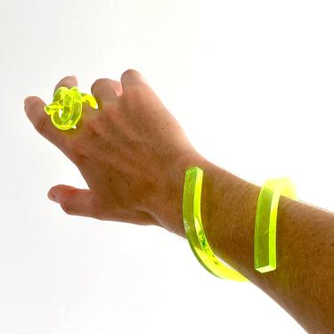 KNOT RING, Acrylic Ring, Acrylic Knot Ring, Statement Ring, Wearable Art. Contemporary Ring, Lucite Ring, Birthday Gift, Neon Green Ring 