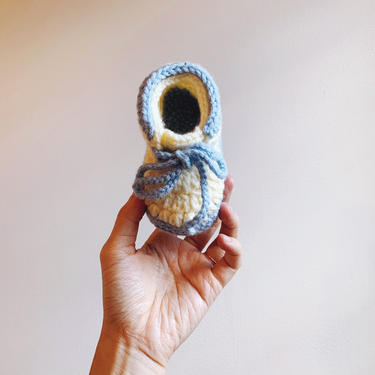 Little Minnows Baby Booties // Sneakers in Blue and Cream // Crochet Baby Shoes 