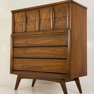 Walnut 5 Drawer Chest by United Furniture Company, Circa 1960s - *Please see notes on shipping before you purchase. 