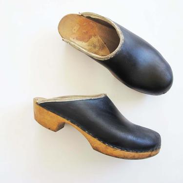 70s Leather Clogs 10 - Vintage Navy Blue Clogs - Leather Slip On Clogs - Leather Mules - Wood Clogs 