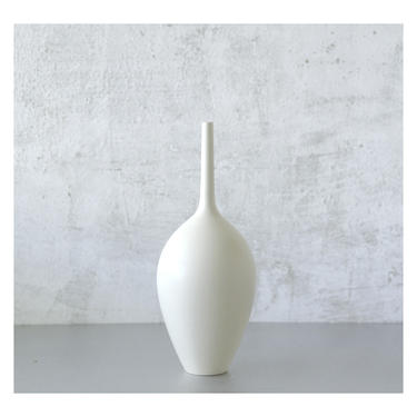 SHIPS NOW- 9.5&amp;quot; teardrop stoneware bottle vase glazed in off white matte by sara paloma pottery. minimal modern white ceramic bud vase 